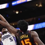 Capela (15) et les Hawks ont été battus par les Kings de De'Aaron Fox (5) vendredi KEYSTONE/AP/John Bazemore